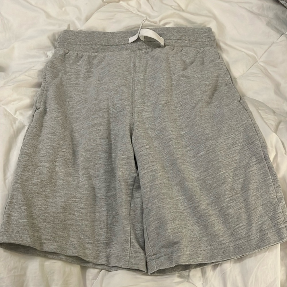 Boys jogged shorts size L